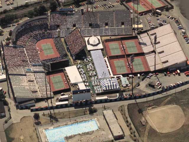 http://www.digitalballparks.com/National/Jarry_Park_-_Aerial_640T.jpg